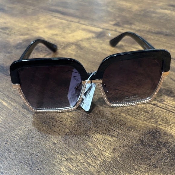 Accessories - Chic Black and Gold Sunglasses